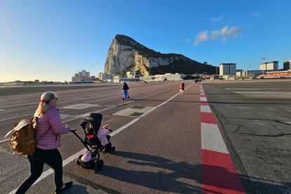 Una mujer cruza el aeropuerto de Gibraltar, este viernes.