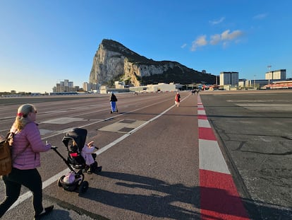 Una mujer cruza el aeropuerto de Gibraltar, este viernes.