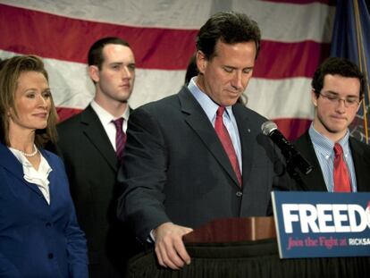 Santorum anuncia su retirada de la carrera republicana a la Casa Blanca rodeado de sus familiares.