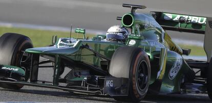 El piloto holands G. Van der Garde del equipo Caterham prueba su nuevo monoplaza, durante la primera jornada de entrenamientos de pretemporada para los equipos del Mundial de Frmula Uno en el Circuito de Jerez.