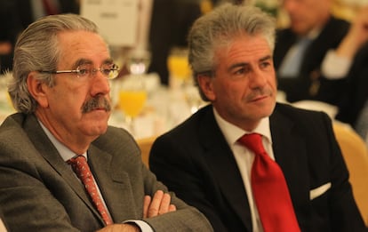 El presidente de la Asociación Hipotecaria, Santos González, y el director general de Banca Comercial del Santander, Enrique García Candelas