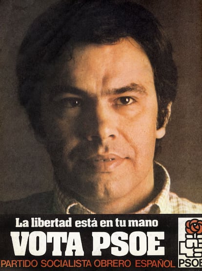 Felipe González centra este cartel socialista de 1977 en su primera campaña electoral, con el lema 'La libertad está en tu mano'. En la foto no se ve claramente si lleva corbata o no (aunque se intuye que no). No es casual. Cortar la foto justo por el cuello deja al elector decidir si va arreglado o informal, según Aira.