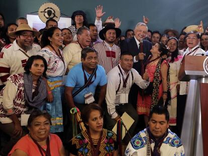 López Obrador, en una reunión con grupos indígenas en Durango.