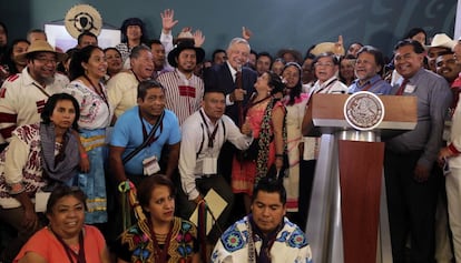 López Obrador, en una reunión con grupos indígenas en Durango.