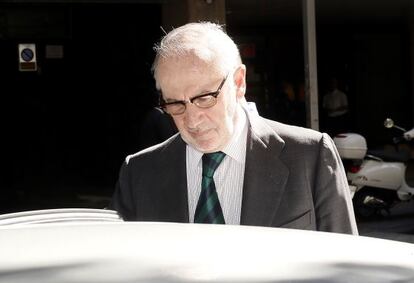 Rodrigo Rato, exvicepresidente del Gobierno y expresidente de Bankia, saliendo de su casa a finales de mayo.