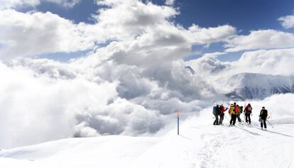 Equips de rescat, aquest diumenge després de l'allau als Alps suïssos.