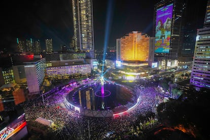 Miles de personas abarrotan el distrito financiero de Jakarta (Indonesia) durante la celebracin del A?o Nuevo. 


