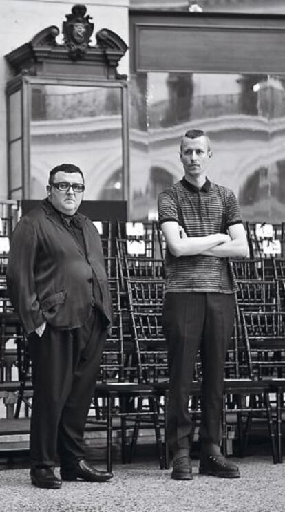 Alber Elbaz y Lucas Ossendrijver supervisan la preparación de un desfile de Lanvin.