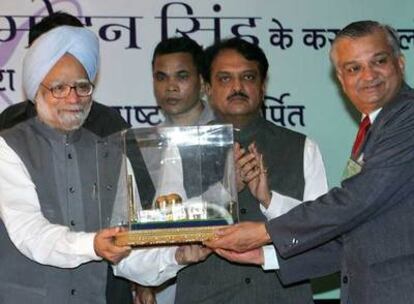 El primer ministro Manmohan Singh (izquierda) recibe un recuerdo del presidente de la Comisión de Energía Atómica, Anil Kakodkar.