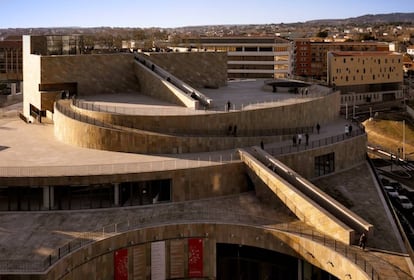 El Grand Théâtre de Provence no podía resolverse como un elemento arquitectónico aislado. La respuesta arquitectónica incluye el diseño del gran espacio abierto y las oportunidades internas y externas que puede proporcionar para grandes actividades musicales, como el Festival de música de Aix-en-Provence. |