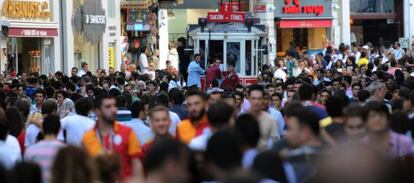 La calle Istiklal, la principal arteria comercial de Estambul. 