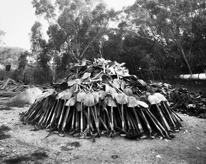 Montón de palas  desenterradas, Central Salvage Yard, Randfontein
Estates, Randfontein,1966
