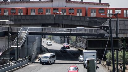 Un tren del Transporte Colectivo Metro pasa por un puente que muestra inclinación irregular en la estación Pantitlán.