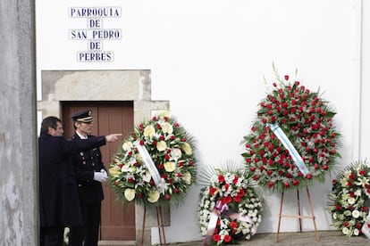 Las coronas enviadas para Manuel Fraga esperaban junto a la iglesia. Entre ellas, una del Partido Popular de Galicia.