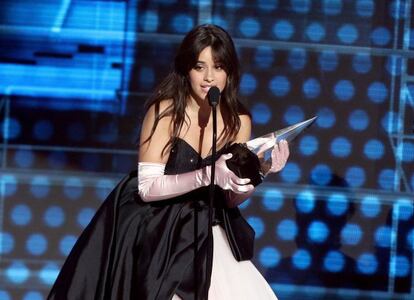 Camila Cabello accepta el premio a Mejor nuevo artista del año.