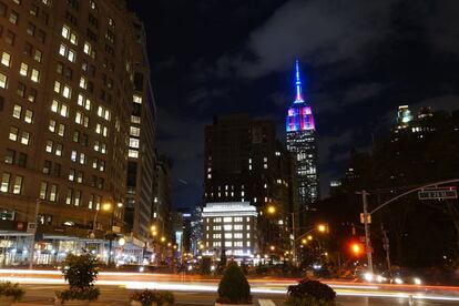 El Empire State, construido entre 1929 y 1931, con 381 metros de altura, homenajea a menudo tanto causas solidarias como de reconocimiento a grandes figuras a través de su iluminación.