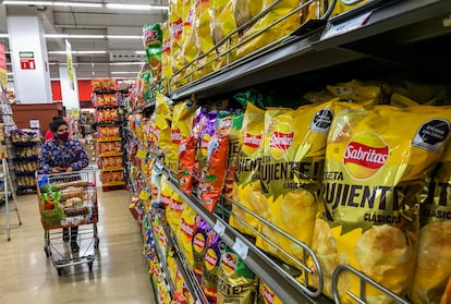 Una mujer recorre un pasillo de un súper mercado, en Ciudad de México.