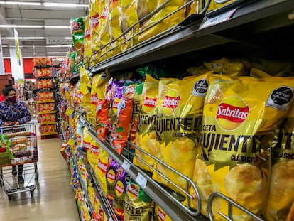 Una mujer recorre un pasillo de un súper mercado, en Ciudad de México.