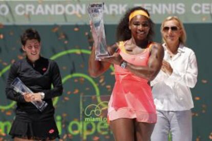Serena Williams con el trofeo de ganadora del Masters de Miami, ante la finalista Carla Suárez y la extenista Martina Navratilova.
