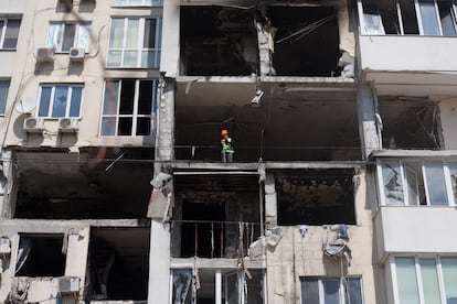 Un trabajador retira los escombros de un edificio residencial que fue alcanzado por un cohete hace unos días, este lunes en Odesa, en el sur de Ucrania.