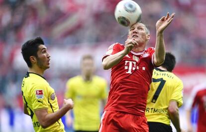 Schweinsteiger despeja un balón ante el Borussia.