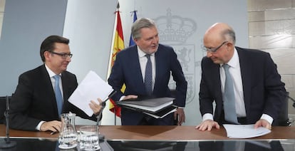 Los ministros Román Escolano, Íñigo Méndez de Vigo y Cristóbal Montoro, en la rueda de prensa tras el Consejo de Ministros del martes