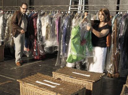 Eduardo Alonso y Luma Gómez, en el local de Santiago que usado durante 18 años como local de ensayo de Teatro do Noroeste