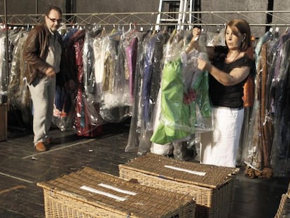 Eduardo Alonso y Luma G&oacute;mez, en el local de Santiago que usado durante 18 a&ntilde;os como local de ensayo de Teatro do Noroeste