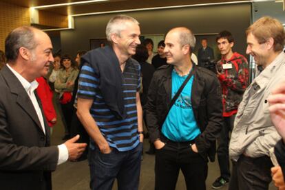 Martín Garitano (a la izquierda), junto a Joseba Permach, un simpatizante de Bildu y Rufi Etxeberria.