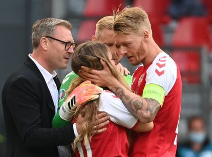 Simon Kjaer y Kasper Schmeichel, ambos jugadores de Dinamarca, tranquilizan a la pareja de Christian Eriksen, Sabrina Kvist Jensen.