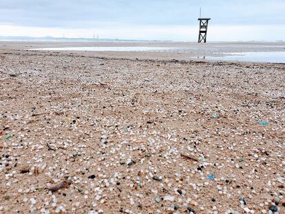 Residuos de plástico tras un vertido en una playa de Tarragona en 2018.