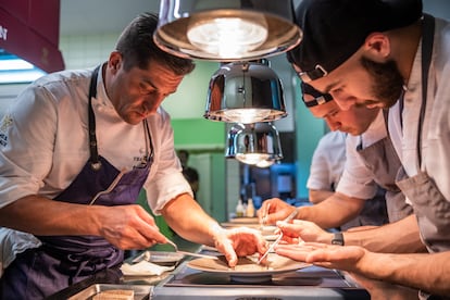 El chef va dando órdenes a su equipo para que todo salga en orden y en hora.