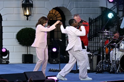 La vicepresidenta de EE UU, Kamala Harris, baila con el cantante Kirk Franklin en un concierto en la Casa Blanca, el 10 de junio pasado.