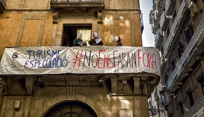 Protesta de vecinos contra los pisos tur&iacute;sticos ilegales.