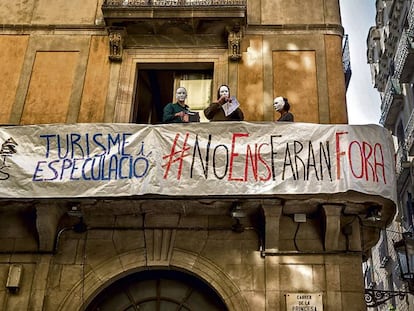 Protesta de veïns contra els pisos turístics il·legals.