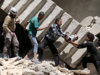 Un beb&eacute; rescatado de entre los escombros del hospital de M&eacute;dicos sin Fronteras, bombardeado en Alepo (Siria).