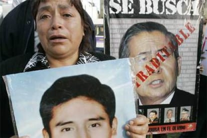 Una mujer protesta frente a la Embajada de Chile en Lima tras la decisión de excarcelar a Fujimori.