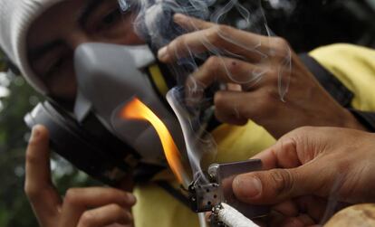 Un hombre fuma marihuana durante la marcha mundial por la legalización en Medellín.