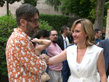Vicente Jiménez, director del diario deportivo As, junto a la ministra de Educación y portavoz del Gobierno, Pilar Alegría.