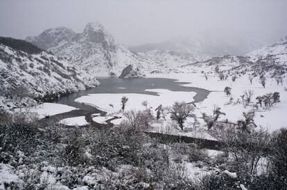 Panorámica del embalse del Porma cubierto por las nieves de este invierno.