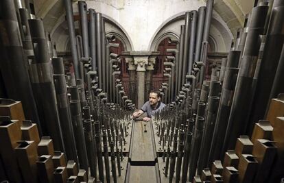 El sintonizador de órgano Chris Wintle trabaja en el órgano de la Catedral de Canterbury, mientras sintoniza una de las más de 3000 tuberías que lo componen.