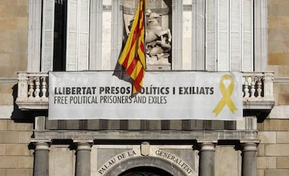 Cartel reclamando la libertad de los líderes independentistas presos y un lazo amarillo en la fachada del Palau de la Generalitat.