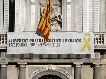 Cartel reclamando la libertad de los líderes independentistas presos y un lazo amarillo en la fachada del Palau de la Generalitat.