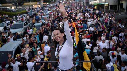 María Corina Machado saluda a sus seguidores en San Cristóbal, Venezuela, el 28 de junio.