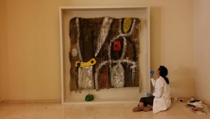 Últims tocs al tapís 'Sobretejido 10' de l'exposició 'Joan Miró, materialitat i metamorfosi' a Porto, Portugal.