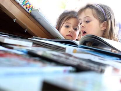 Feria del Libro de Madrid. Dos ni&ntilde;as miran libros en una caseta. 