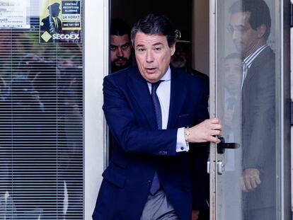 Ignacio Gonz&aacute;lez sale de los juzgados de Estepona, tras declarar el 18 de abril por el caso del &aacute;tico.