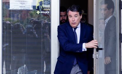 Ignacio Gonz&aacute;lez sale de los juzgados de Estepona, tras declarar el 18 de abril por el caso del &aacute;tico.