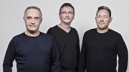 Ferran Adrià junto a sus dos grandes compañeros de oficio y filosofía, Andoni Luis Aduriz (a la izquierda) y su hermano Albert. 