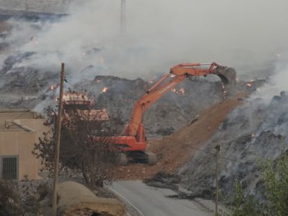 Incendio en la planta de residuos de La Mojonera (Almería).